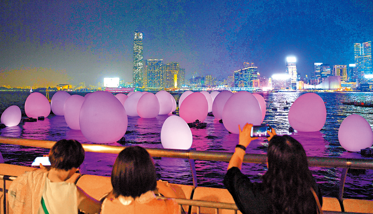 　　圖：「teamLab：光漣」成為黃金周期間香港新興的一個熱門打卡地。