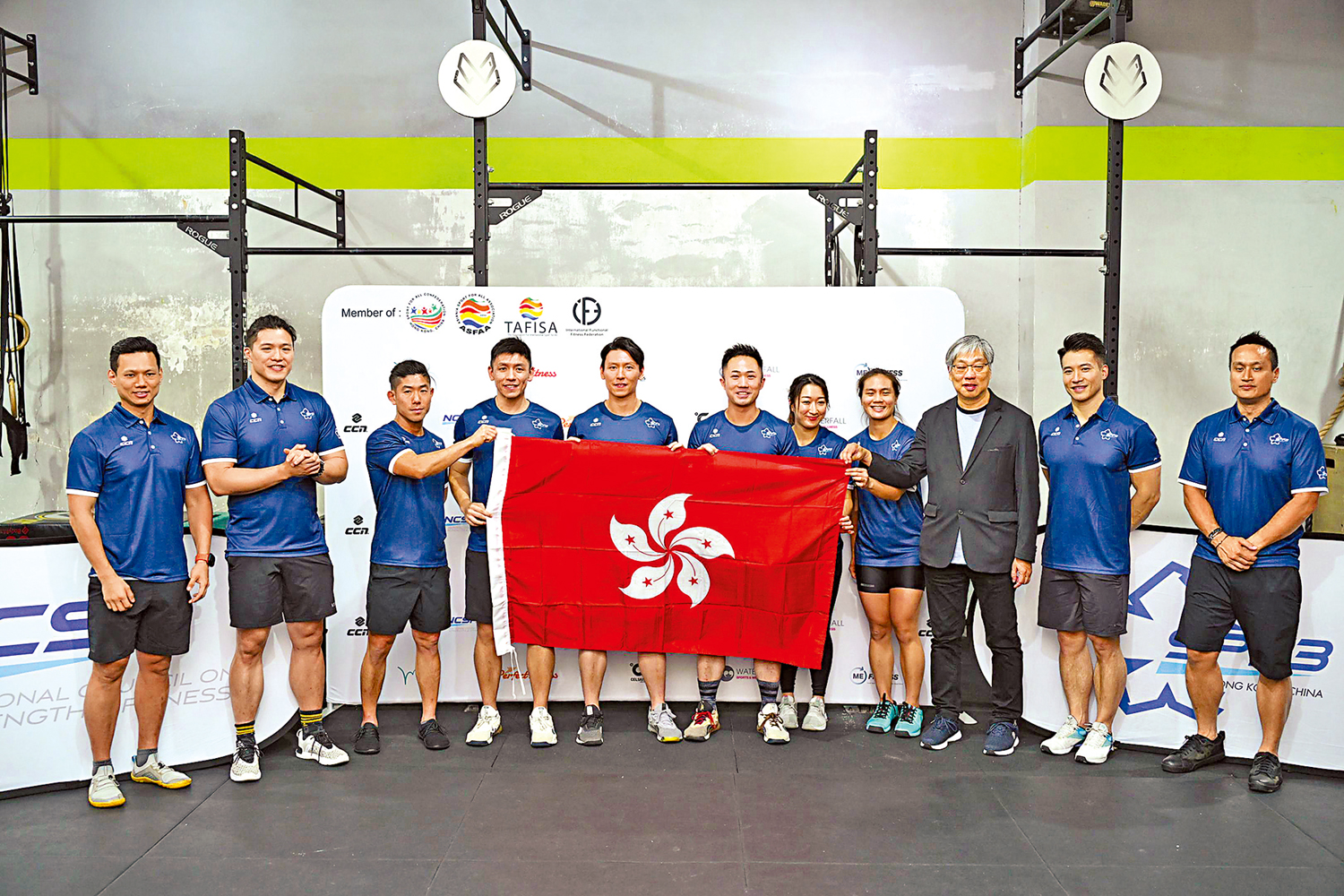 　　圖：黃寶基（右三）授旗予香港體適能隊。