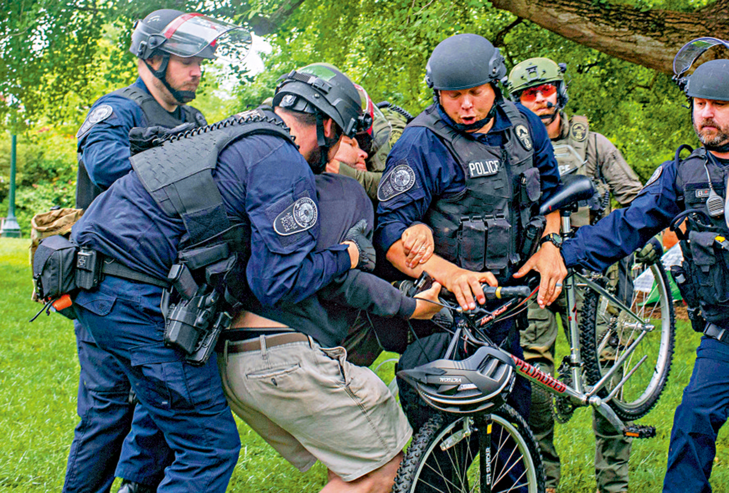 　　圖：警方4日在弗吉尼亞大學與反戰示威者發生衝突。\美聯社