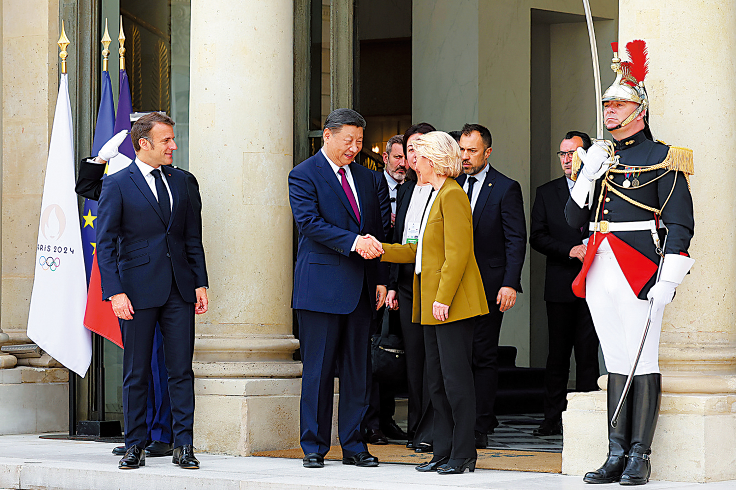 　　圖：當地時間5月6日，國家主席習近平在巴黎愛麗舍宮同法國總統馬克龍、歐盟委員會主席馮德萊恩舉行中法歐領導人三方會晤。\中新社