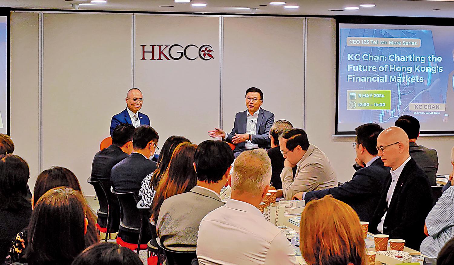 　　圖：陳家強（後排右）認為，香港金融業與亞洲的經濟發展高度融合，香港地位難以被取代。