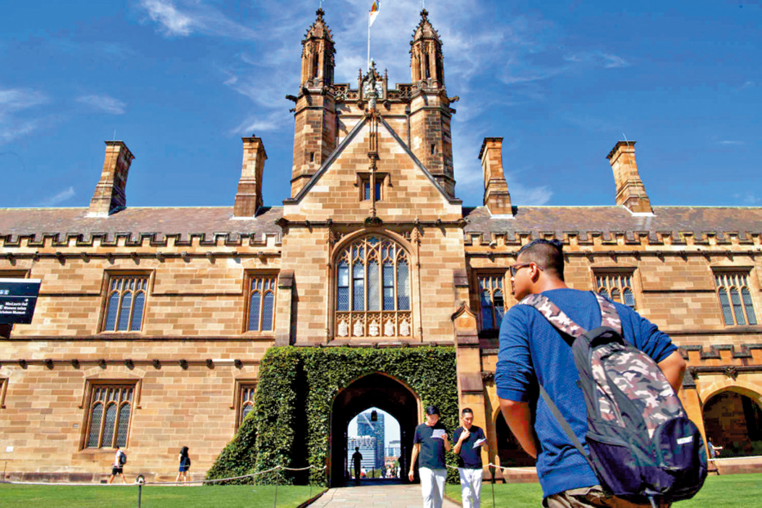 　　圖：澳洲再次上調學生簽證最低存款要求。圖為學生進入悉尼大學。\網絡圖片