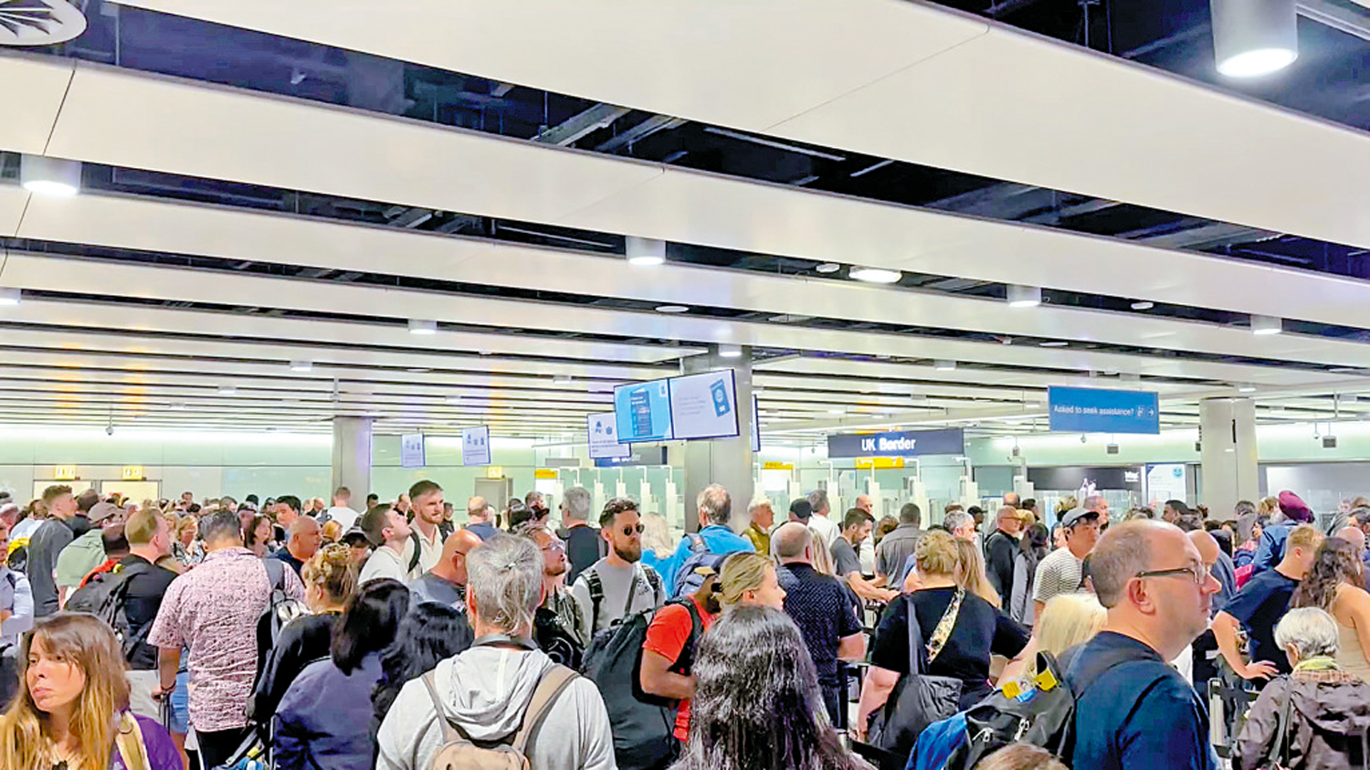 　　圖：倫敦希思羅機場的電子閘門7日停擺，旅客大排長龍。\路透社