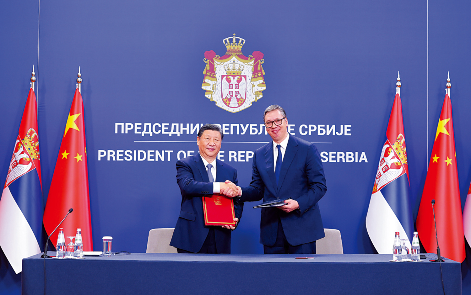 　　圖：5月8日，中塞兩國元首共同簽署《關於深化和提升中塞全面戰略夥伴關係、構建新時代中塞命運共同體的聯合聲明》。\新華社