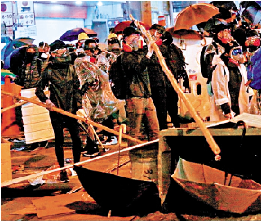 　　圖：民陣2019年12月8日遊行當晚，暴徒四出破壞，「屠龍小隊」曾部署在當晚向警員施襲。