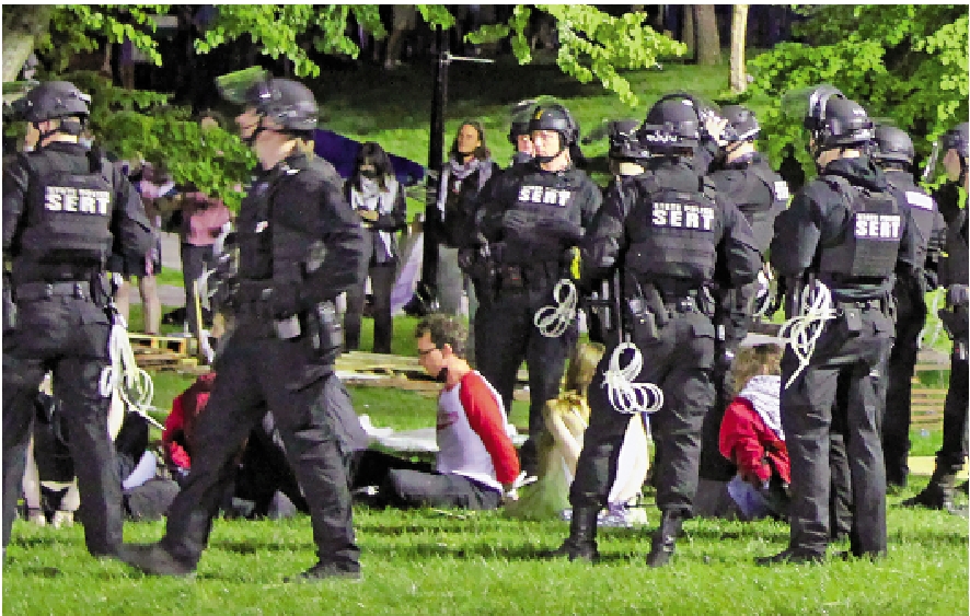 　　圖：美大學反戰示威衝擊拜登選情。圖為麻省大學阿默斯特校區的示威者8日被捕。\美聯社