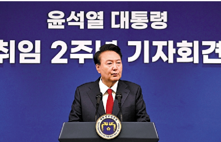 　　圖：尹錫悅9日就妻子收受名牌包向韓國國民道歉。\路透社