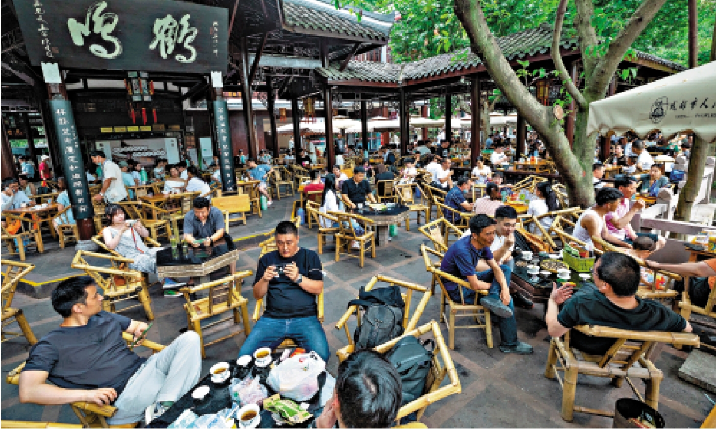 　　圖：人們在成都市人民公園內的鶴鳴茶社喝茶休閒。\新華社
