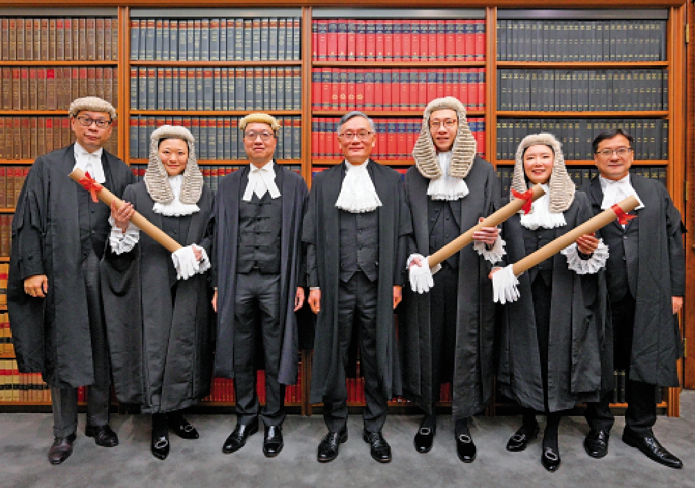 　　圖：終審法院首席法官張舉能、律政司司長林定國資深大律師與新獲委任的資深大律師蔡一鳴（右三）、駱敏賢（左二）和劉恩沛（右二）合照。