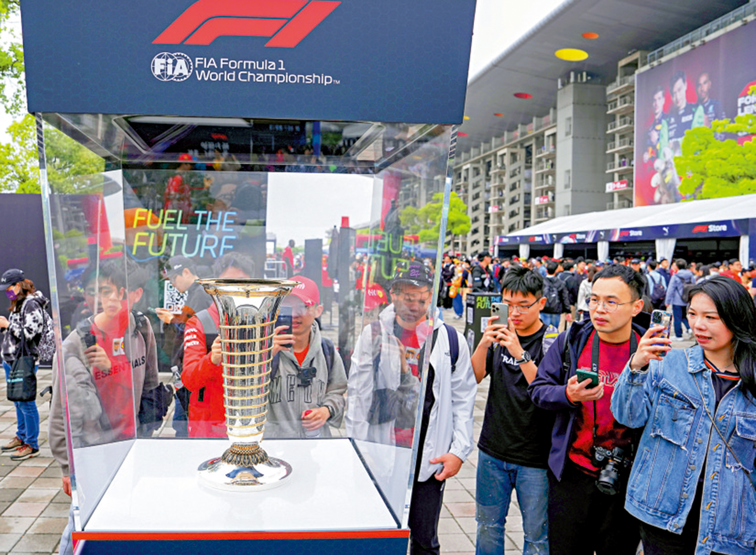 　　圖：車迷在上海國際賽車場拍攝世界一級方程式大賽車冠軍獎盃。