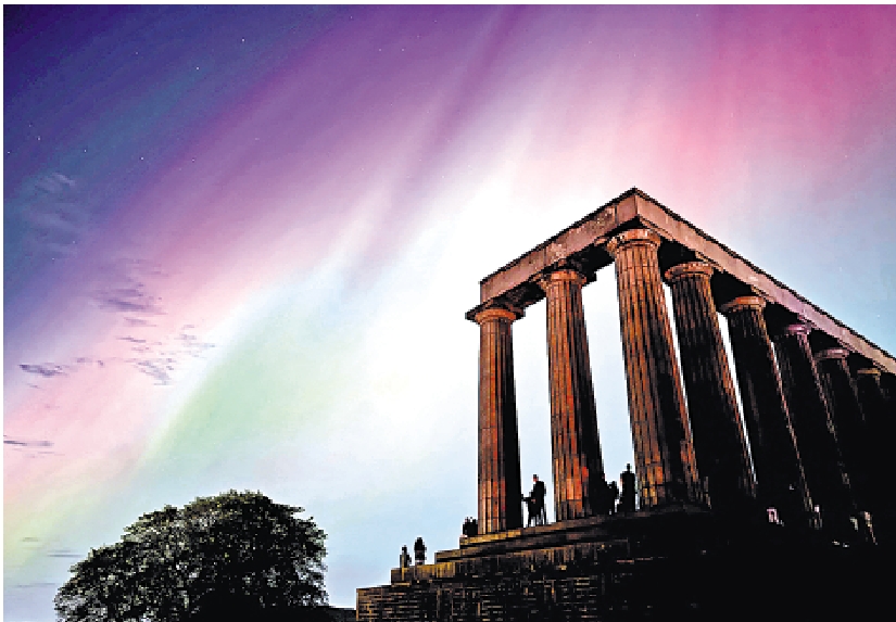　　圖：愛丁堡蘇格蘭國家紀念碑上空10日出現極光。\法新社