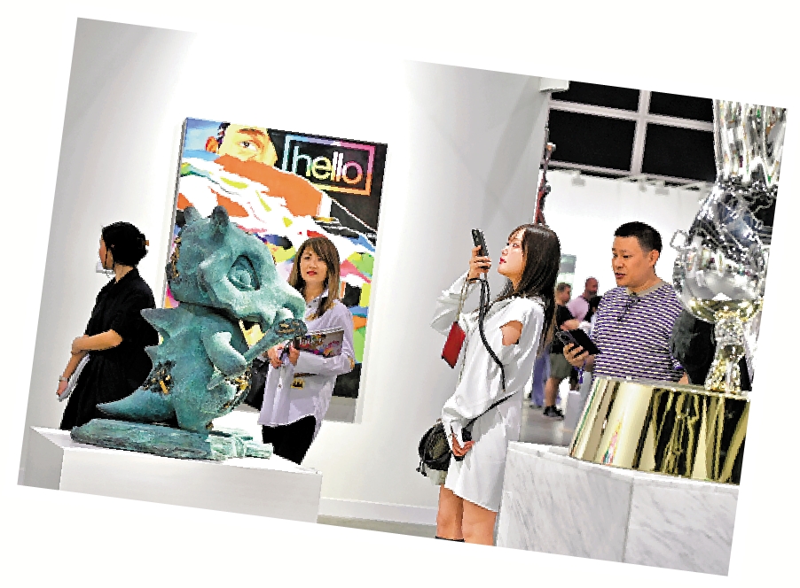 　　圖：民眾參觀2024年巴塞爾藝術展香港展會。 