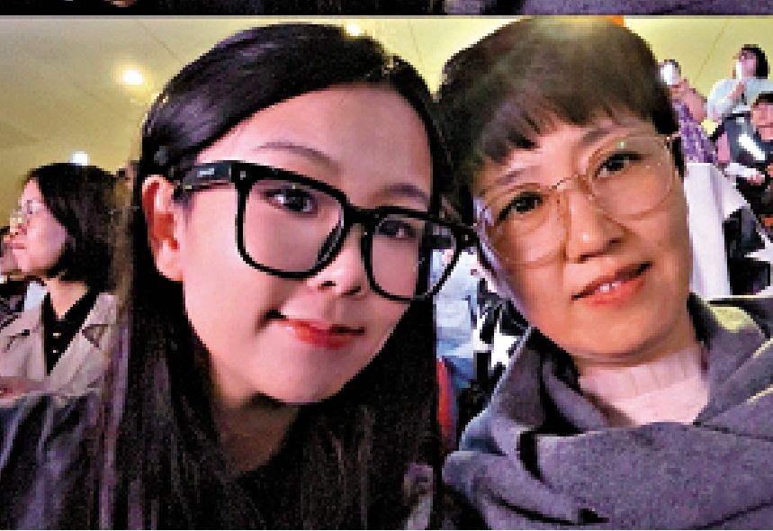　　圖：網民曬出自己和媽媽（右）一起觀賞演唱會期間的合影。