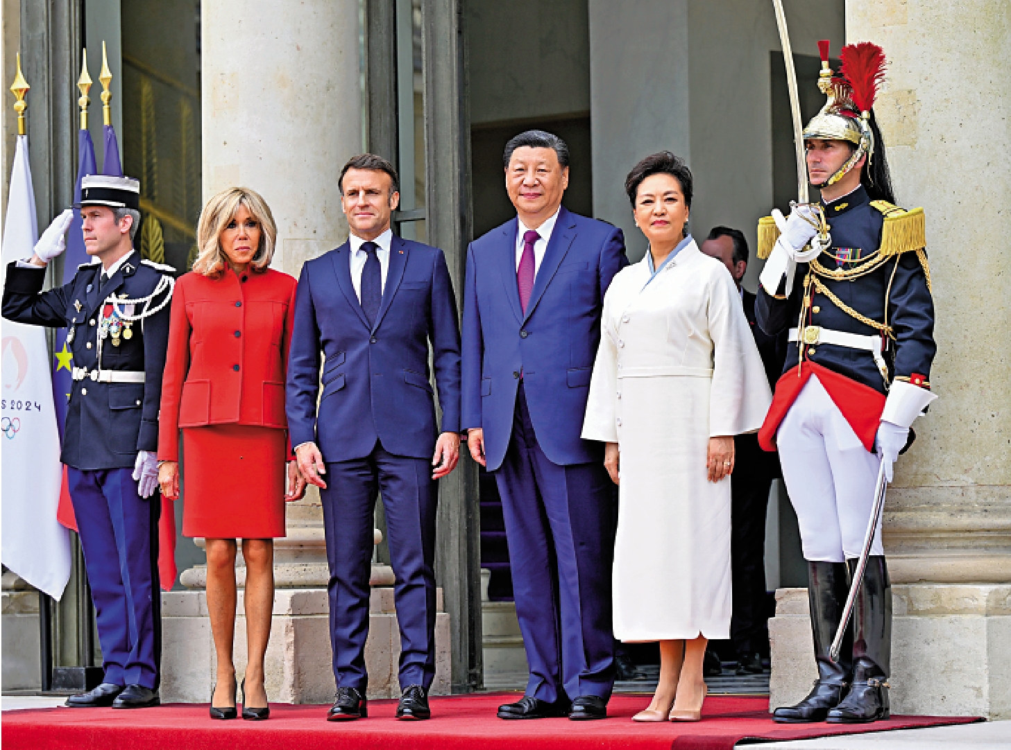 　　圖：當地時間5月6日下午，國家主席習近平在巴黎愛麗舍宮同法國總統馬克龍舉行會談。這是習近平和夫人彭麗媛同馬克龍和夫人布麗吉特合影。\新華社