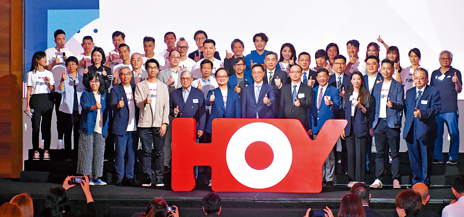 　　圖：出席轉播啟動禮的主禮嘉賓與評述團隊大合照。\大公報記者張銳攝