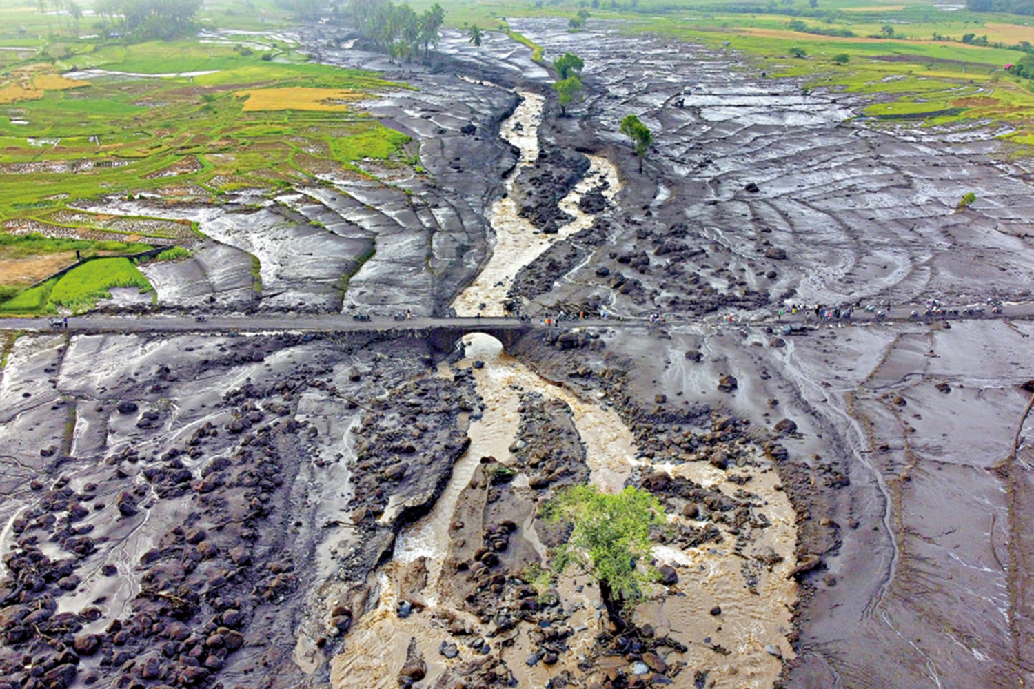 　　圖：印尼西蘇門答臘省受暴雨影響，當地遭遇冷熔岩流。\美聯社