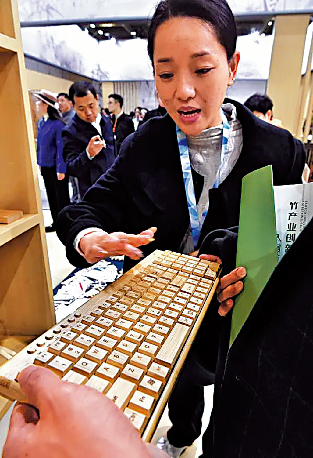 　　圖：用竹子製成的電腦鍵盤在展會上吸引不少人的目光。