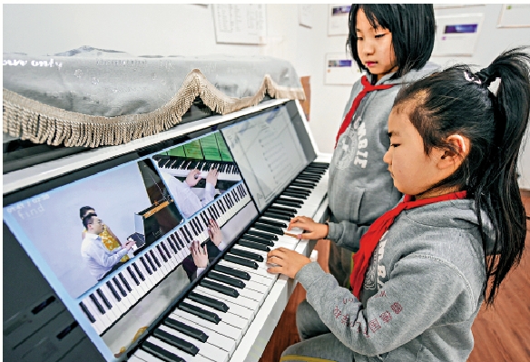 　　圖：河北省武強縣一家藝術學校的學生在體驗智能電鋼琴教學。