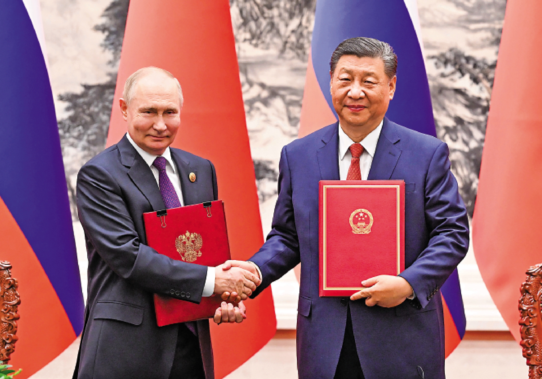 　　圖：16日上午，國家主席習近平在北京人民大會堂同來華進行國事訪問的俄羅斯總統普京舉行會談。這是會談後，兩國元首共同簽署並發表《中華人民共和國和俄羅斯聯邦在兩國建交75周年之際關於深化新時代全面戰略協作夥伴關係的聯合聲明》。\新華社