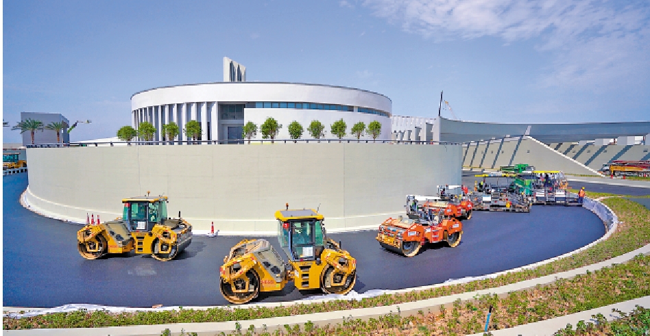 　　圖：粵港澳大灣區核心工程深中通道全線瀝青路面施工完成，圖為深中通道路面瀝青攤鋪現場。\中新社