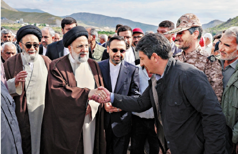 　　圖：伊朗總統萊希（左二）19日訪問伊朗與阿塞拜疆邊境，返程時遭遇直升機事故。\法新社