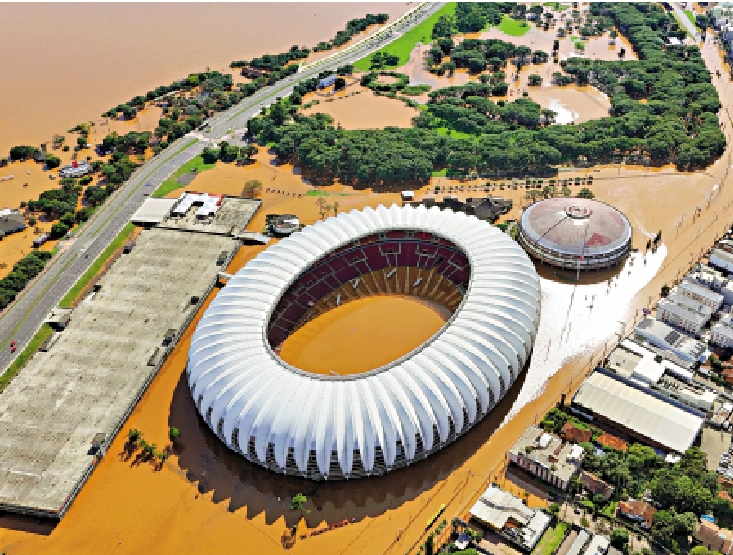 　　圖：7日在巴西阿雷格里港，貝拉里奧球場被洪水淹沒。\美聯社