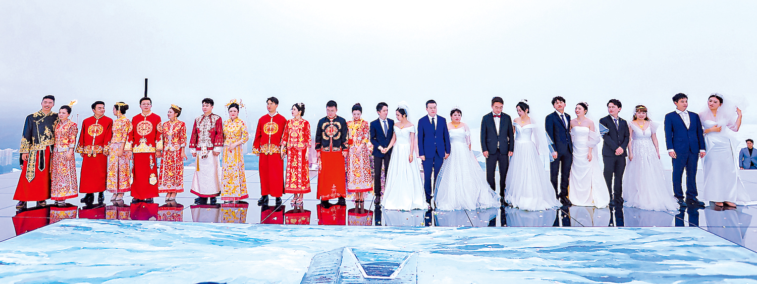 　　圖：「天空之境」舉辦集體婚禮，浪漫而震撼。\大公報記者胡永愛攝