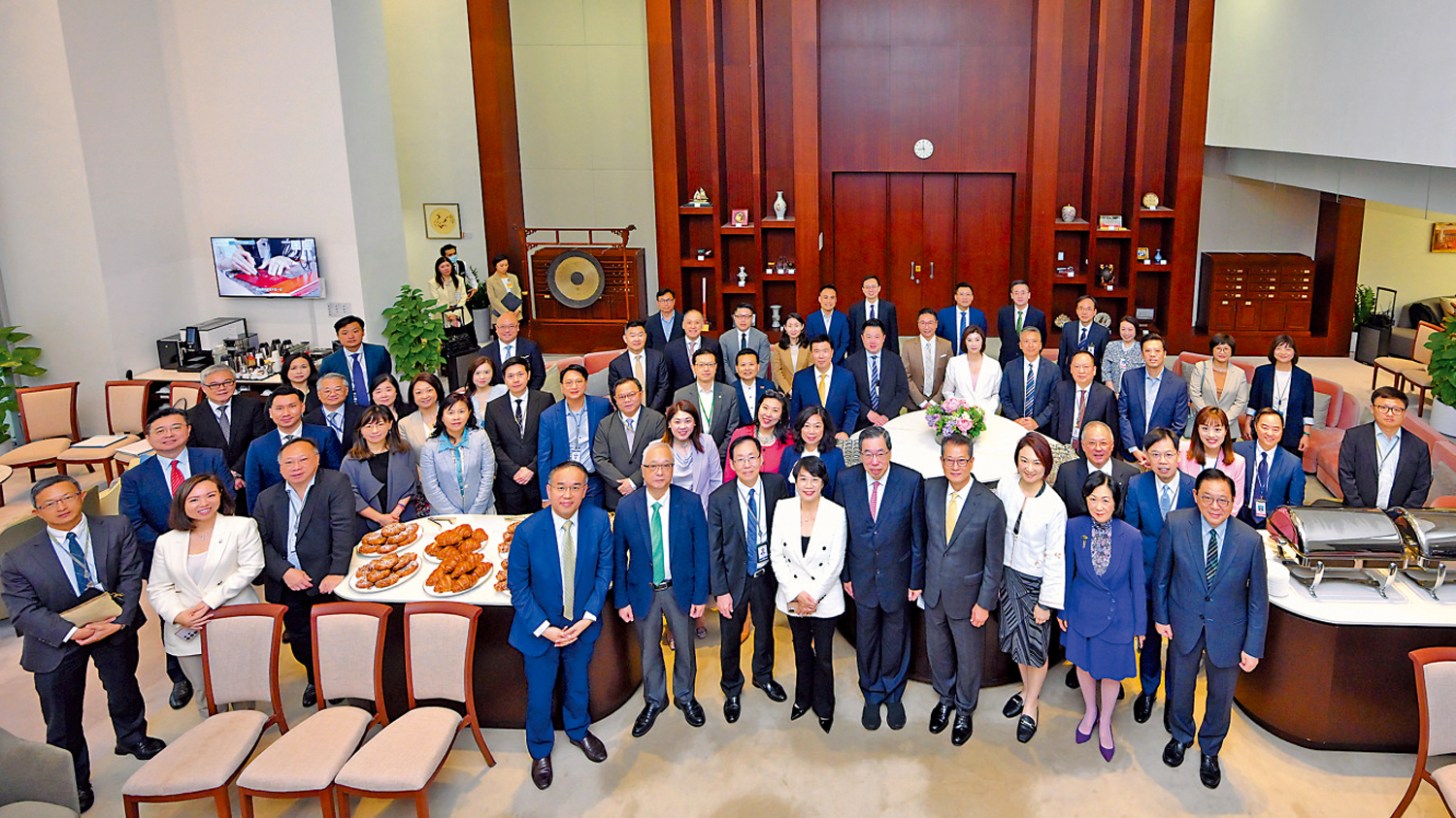 　　圖：陳茂波昨日率一眾官員出席立法會前廳交流會，與議員們就創新科技與數字經濟、金融發展等議題交換意見。
