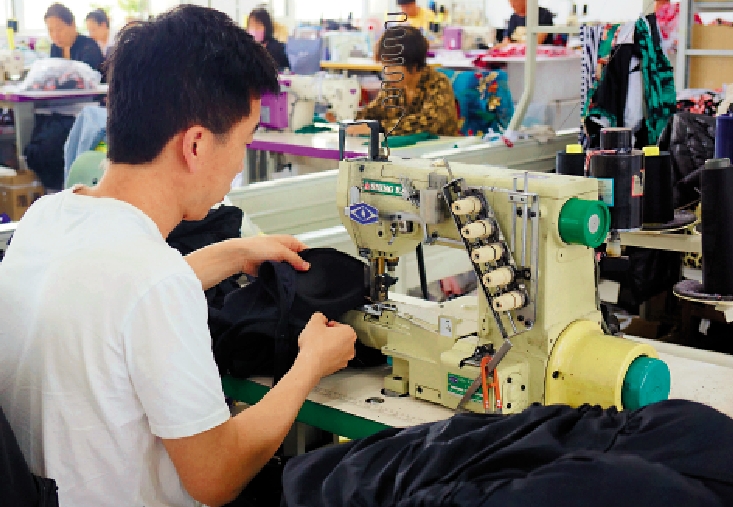 　　圖：工人使用已更新了四代的縫紉機，能最大程度提升縫製質量和效率。\大公報記者宋偉攝