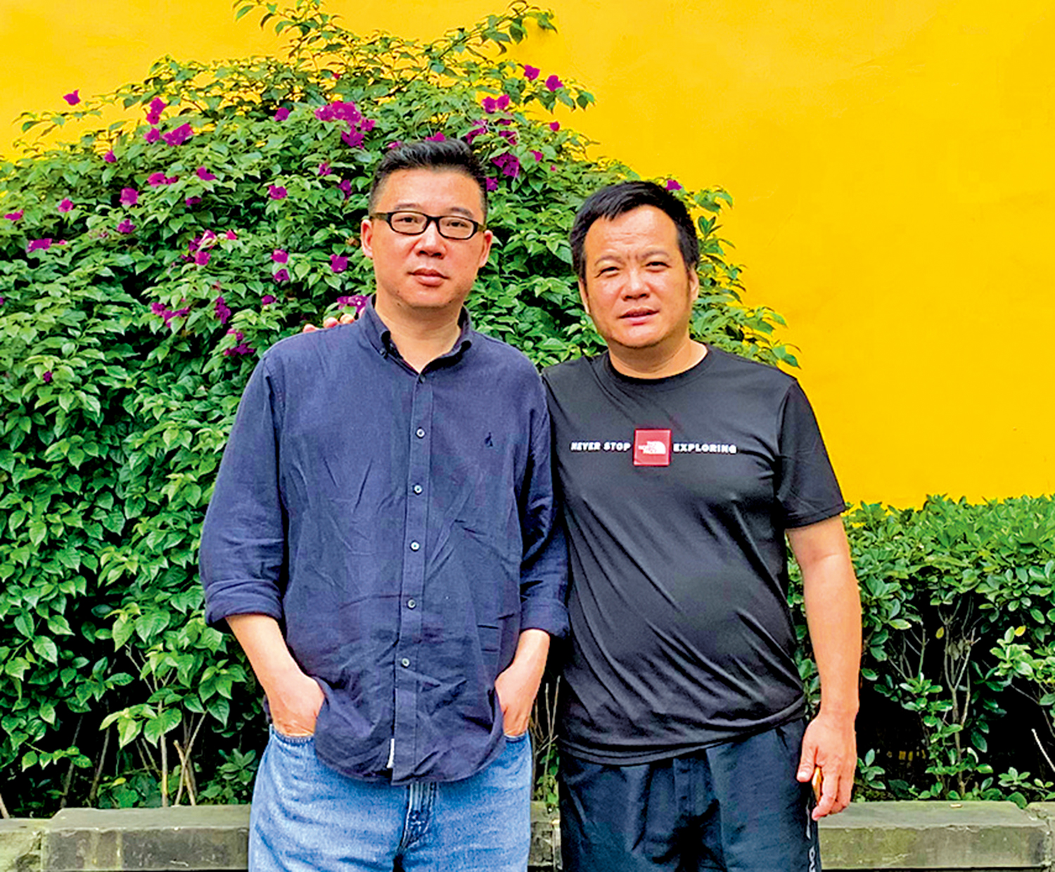 　　圖：李修文（左）和導演寧浩（右）在成都文殊院前合影。\受訪者供圖