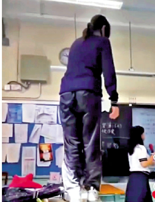 　　圖：網絡片段顯示梁省德中學有學生大鬧課堂。