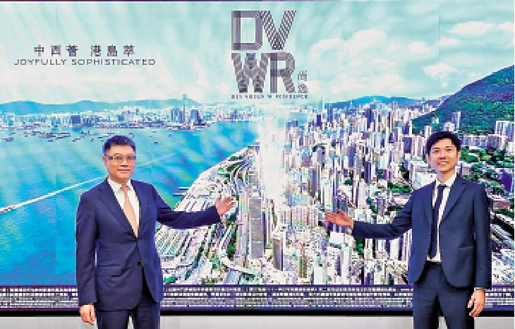 　　圖：彭偉雄（左）表示，尚逸樓書及示範單位正在籌備。右為陳振輝。