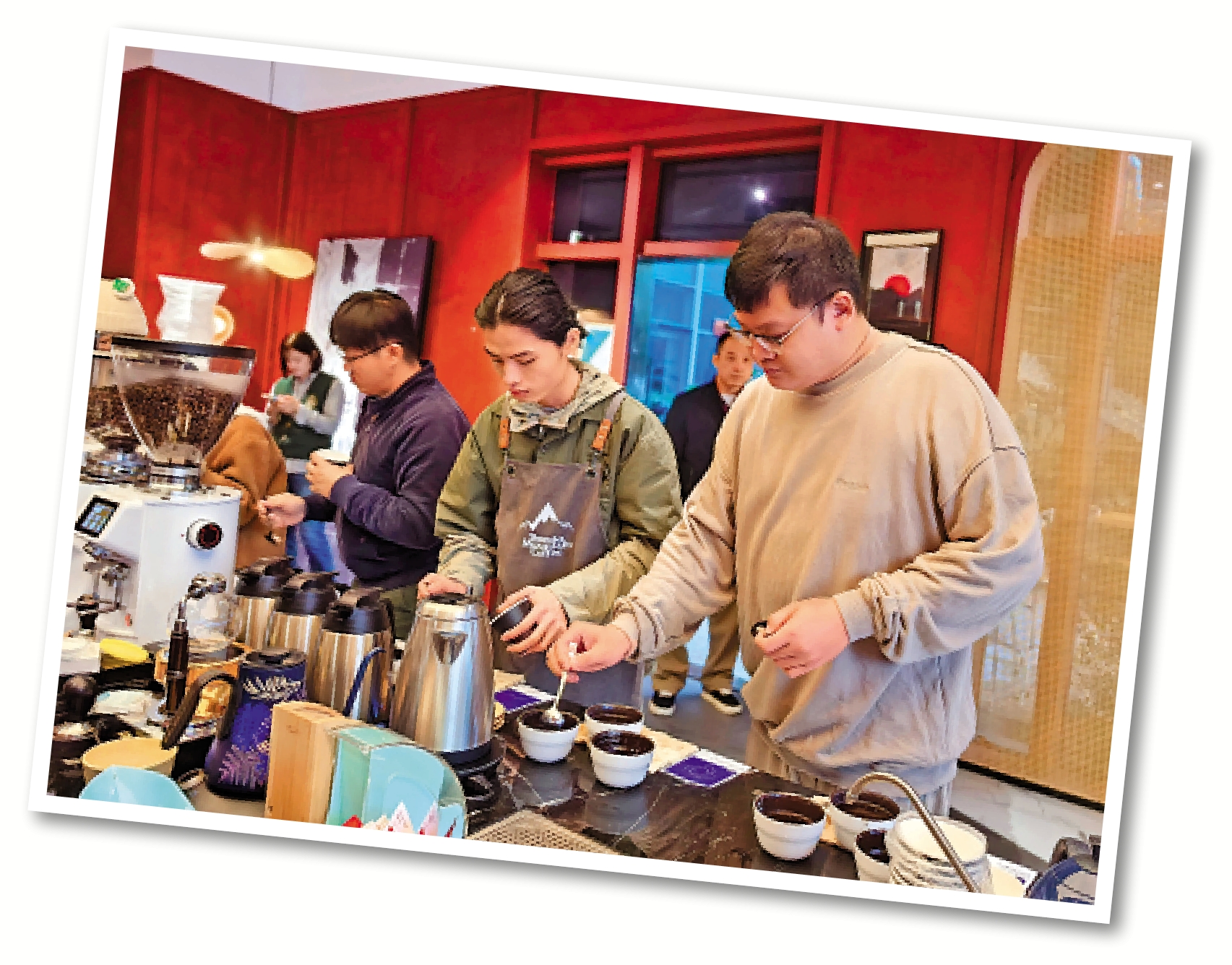 　　圖：台青趙培淵（右）在自己開的咖啡店舉辦品鑒會或杯測會，推廣精品咖啡文化。