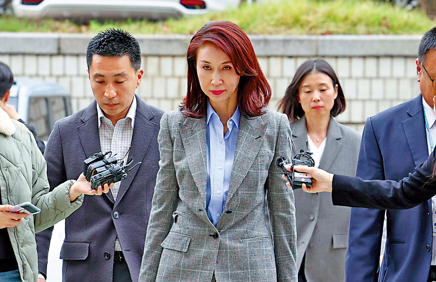 　　圖：韓國前總統盧泰愚之女盧素英（右）。\網絡圖片