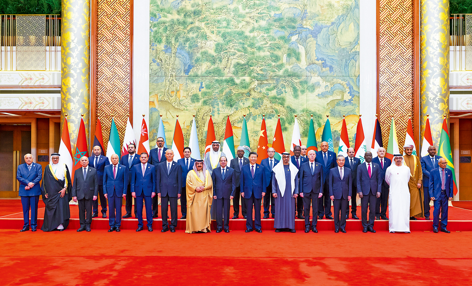 　　圖：5月30日上午，國家主席習近平在北京釣魚台國賓館出席中阿合作論壇第十屆部長級會議開幕式並發表主旨講話。這是習近平同巴林國王哈馬德、埃及總統塞西、突尼斯總統賽義德、阿聯酋總統穆罕默德、阿盟秘書長蓋特以及22位阿拉伯國家代表團團長集體合影。 新華社