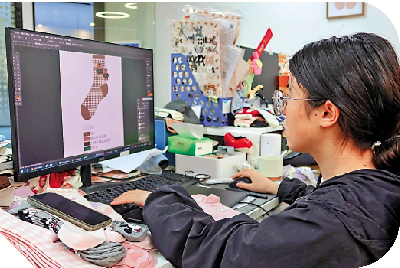 　　圖：品牌「卡拉美拉」的工作室內，設計師正在設計襪子。\大公報記者連愍鈺攝