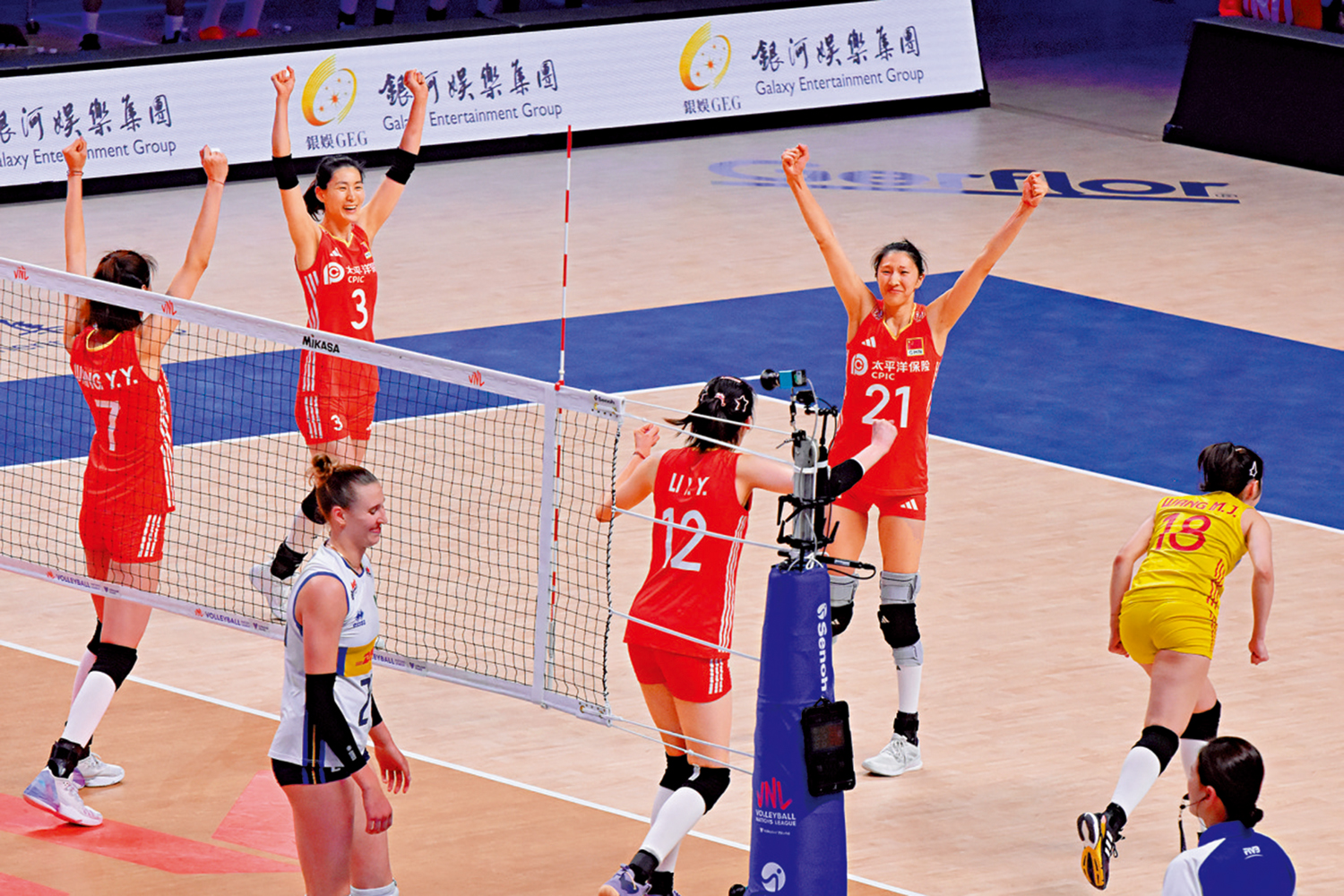 　　圖：中國女排得分後，球員振臂慶祝。