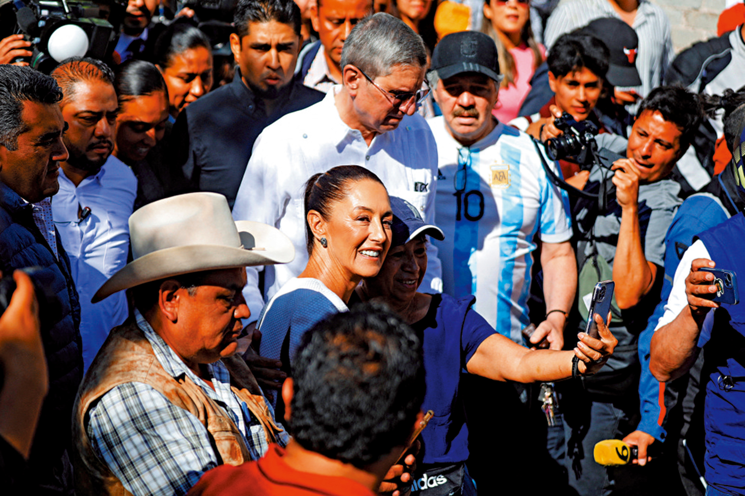 　　圖：欣鮑姆2日在墨西哥城的票站外與支持者合影。\路透社