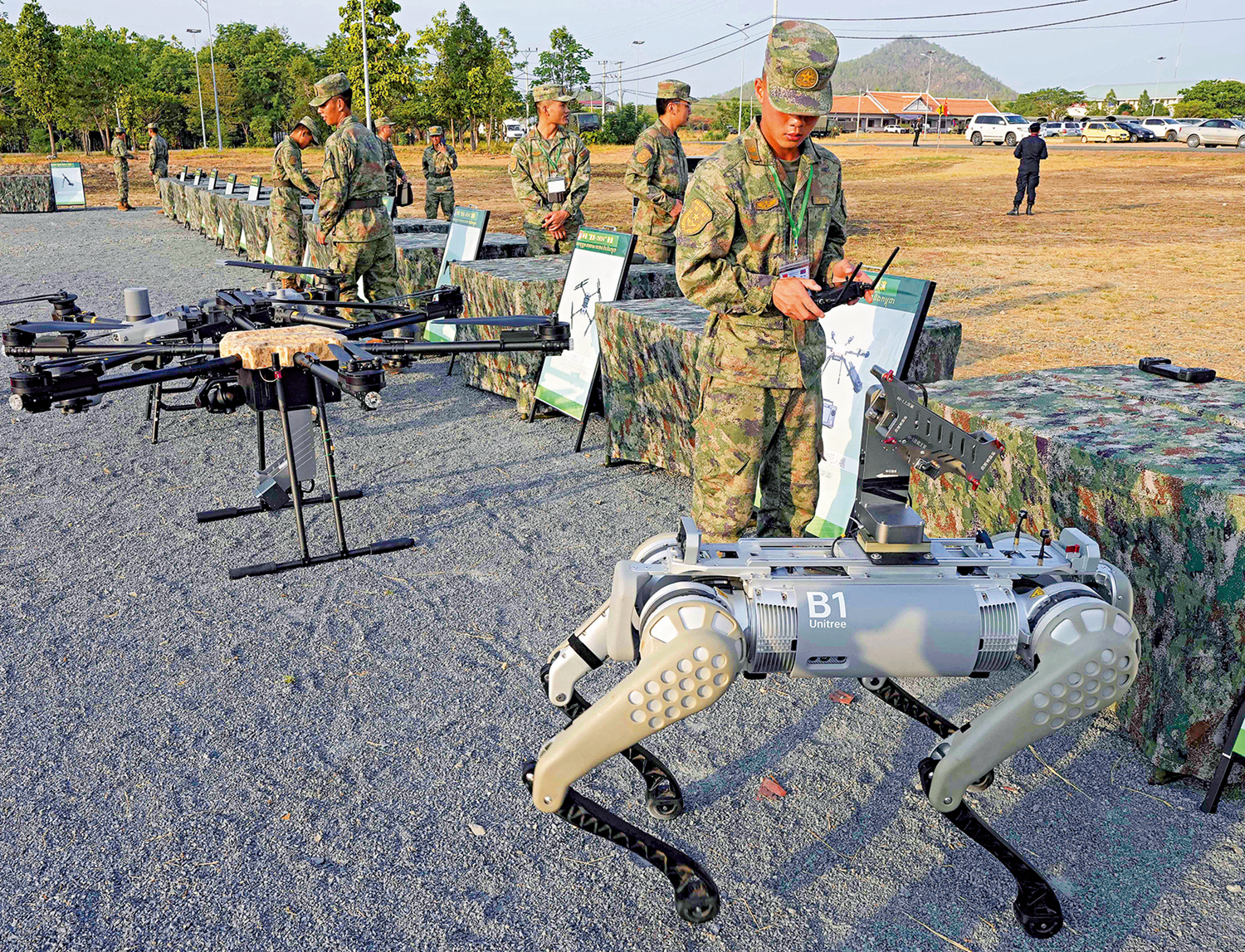 　　圖：5月16日中柬「金龍-2024」聯合軍演期間，一名中方士兵正在調試國產B1型機器狗。該機器狗背上裝有95式步槍發射裝置，但當時並未裝上步槍。