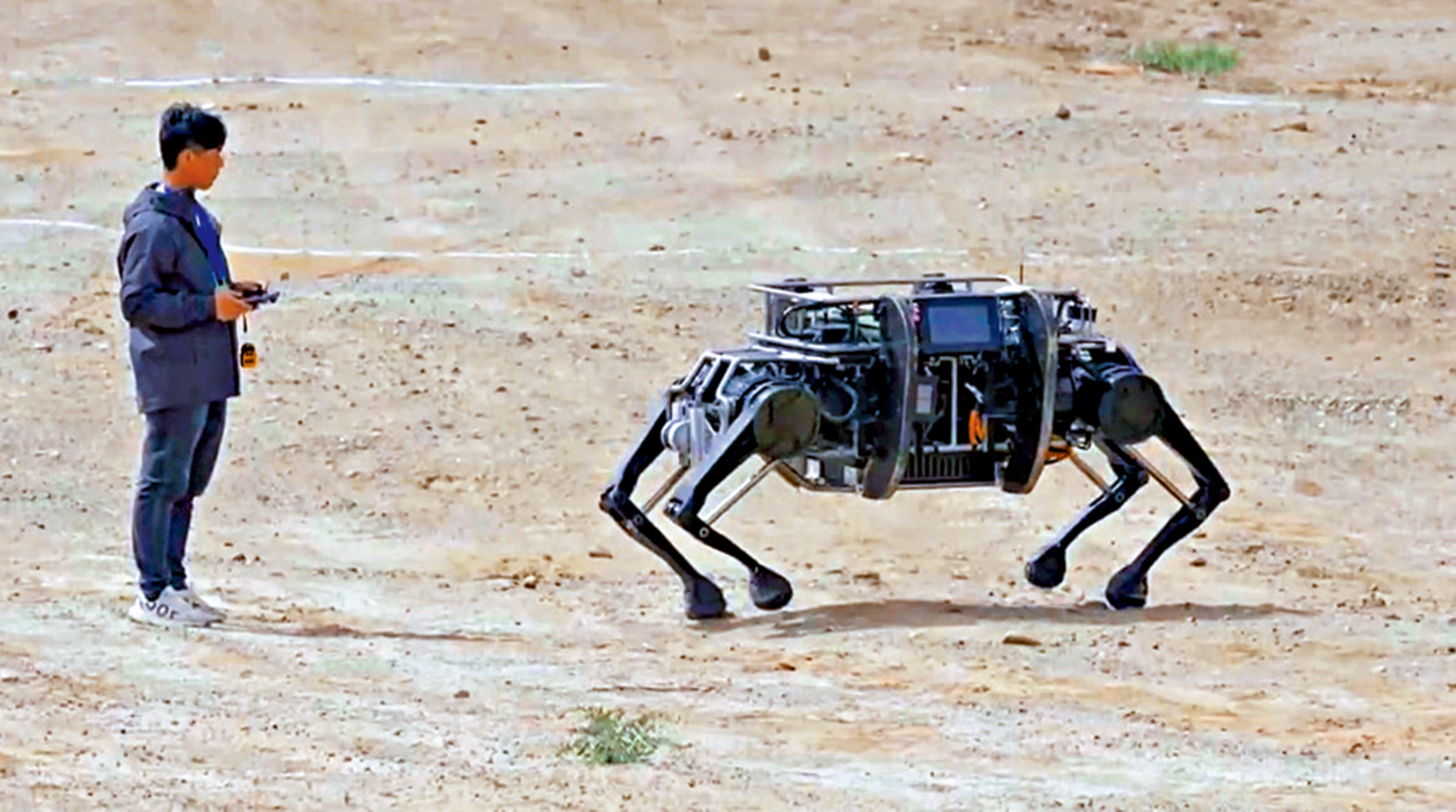 　　圖：技術人員正在操作「電動牦牛」。