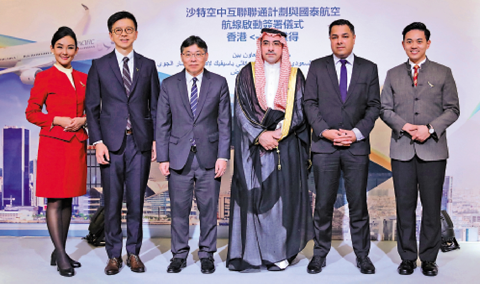 　　圖：運輸及物流局局長林世雄（左三）、沙特阿拉伯王國駐香港總領事Hamad Aljebreen（左四）、國泰集團行政總裁林紹波（左二）及沙特空中互聯聯通計劃行政總裁Majid Khan（右二）出席簽約儀式。\大公報記者蔡文豪攝