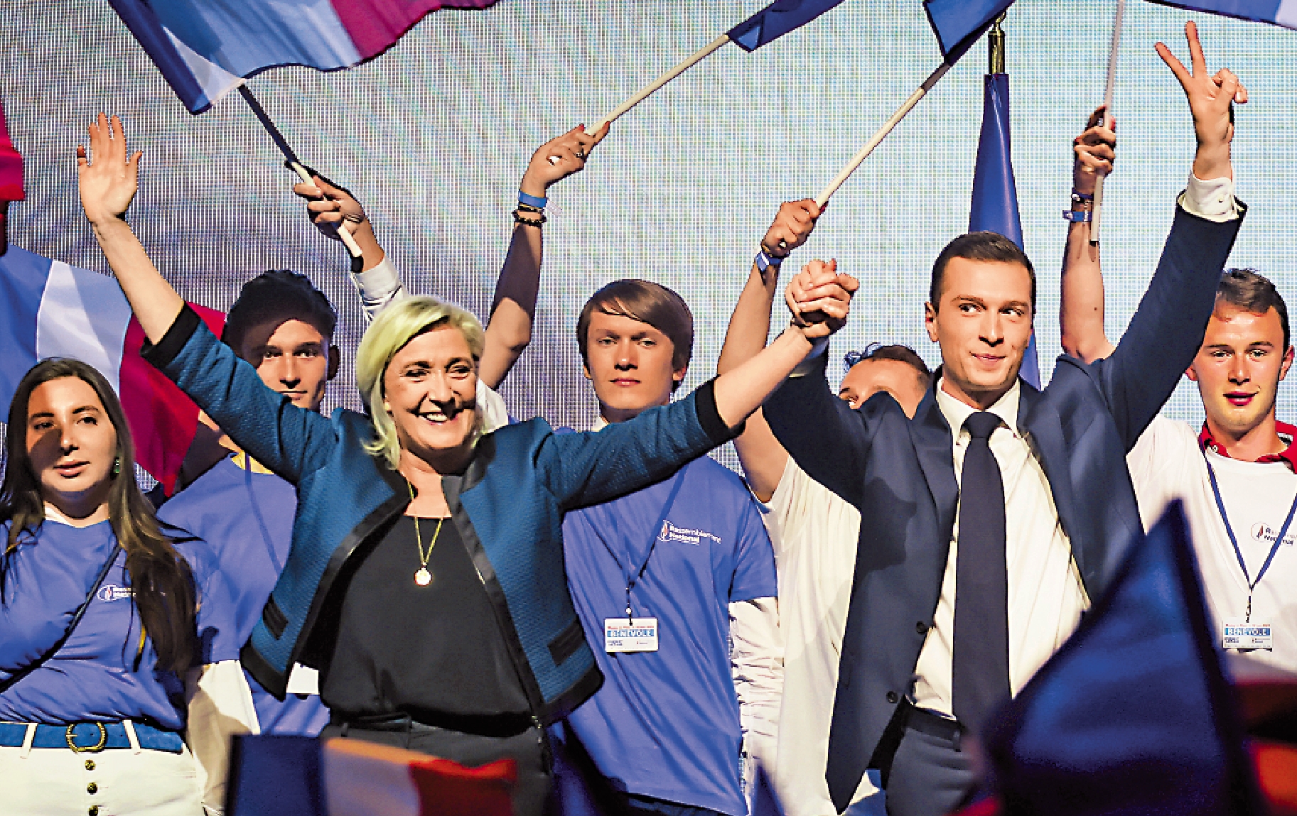 　　圖：法國國民聯盟前黨魁勒龐和現任黨魁巴爾德拉（右）2日在巴黎造勢。/美聯社