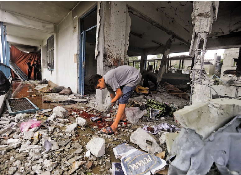 　　圖：以軍轟炸努賽賴特難民營一所學校後，地上留有大片血跡。/美聯社