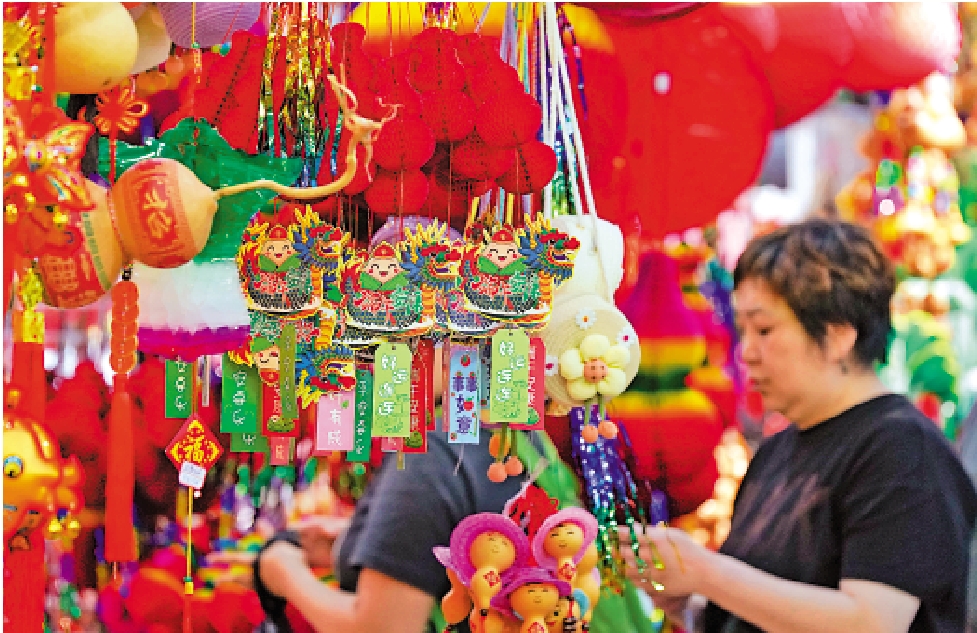 　　圖：6月6日，在黑龍江哈爾濱，市民挑選紙葫蘆、香包等端午節飾品。\中新社