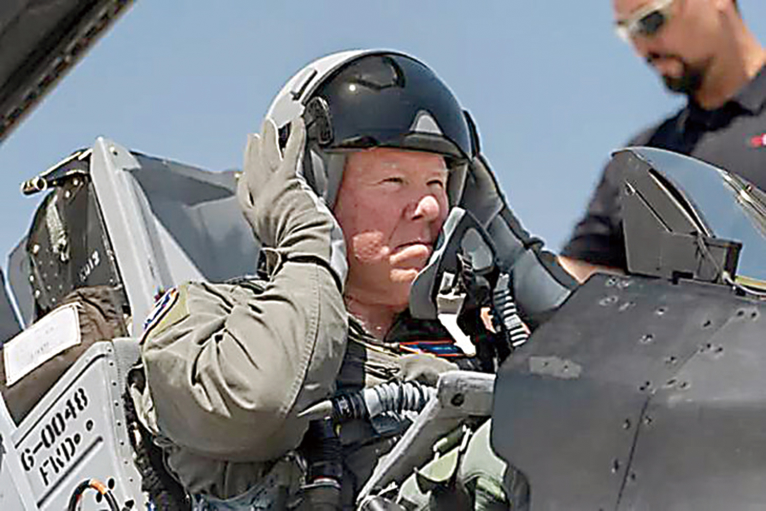 　　圖：5月6日，美國空軍部長肯德爾乘坐由AI操控的F-16飛機。\路透社