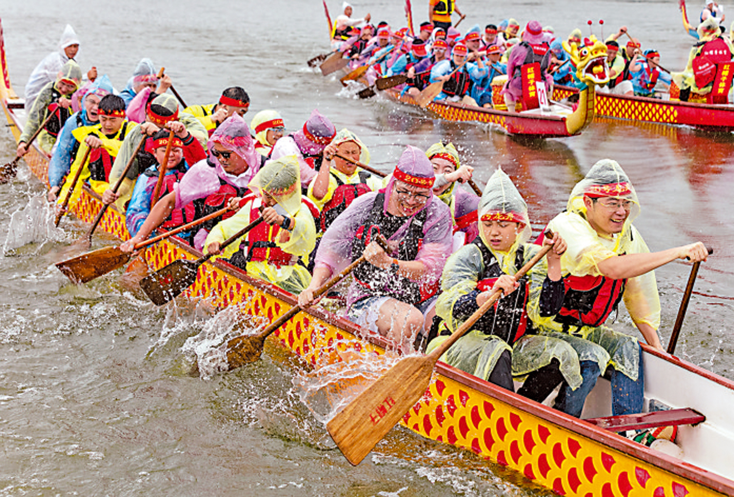 　　圖：6月8日，在重慶市南川區黎香湖鎮，參賽選手在成渝雙城親子龍舟賽上進行角逐。\新華社
