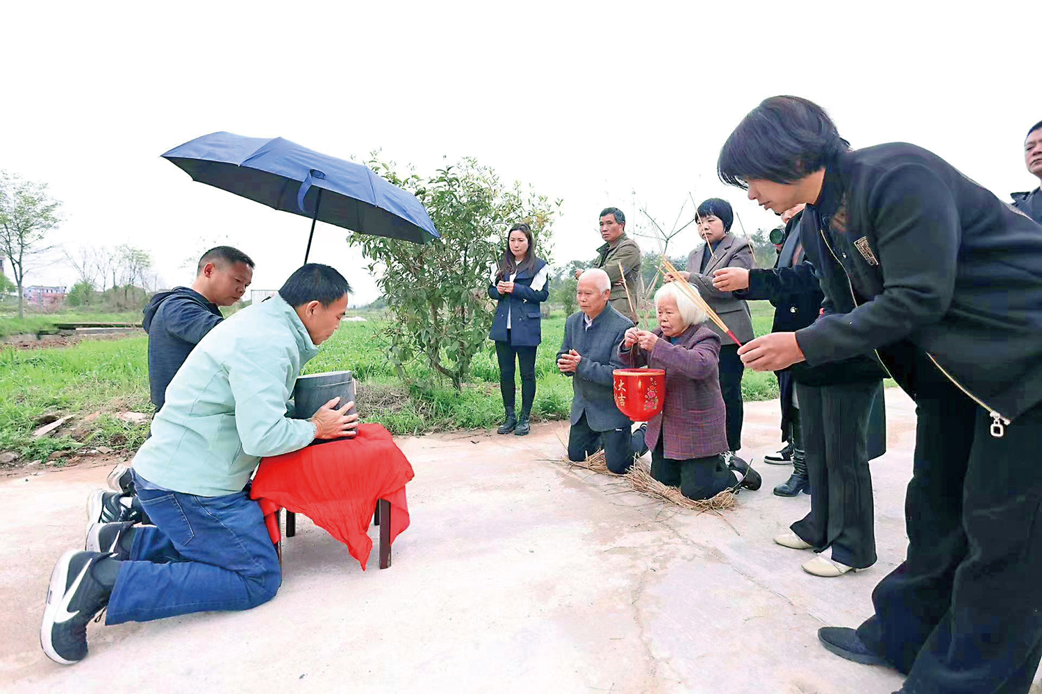　　圖：被稱為「靈魂擺渡人」的台灣同胞劉德文（左前）近月把台灣老兵呂鳳鵬的骨灰送回故鄉浙江省永康市龍山鎮橋下東村。\受訪者供圖