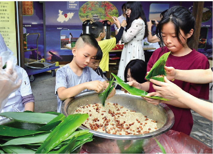 　　圖：在榕台胞端午節聯誼活動8日在位於福州的台灣會館舉行。圖為小朋友學包糉子。\中新社