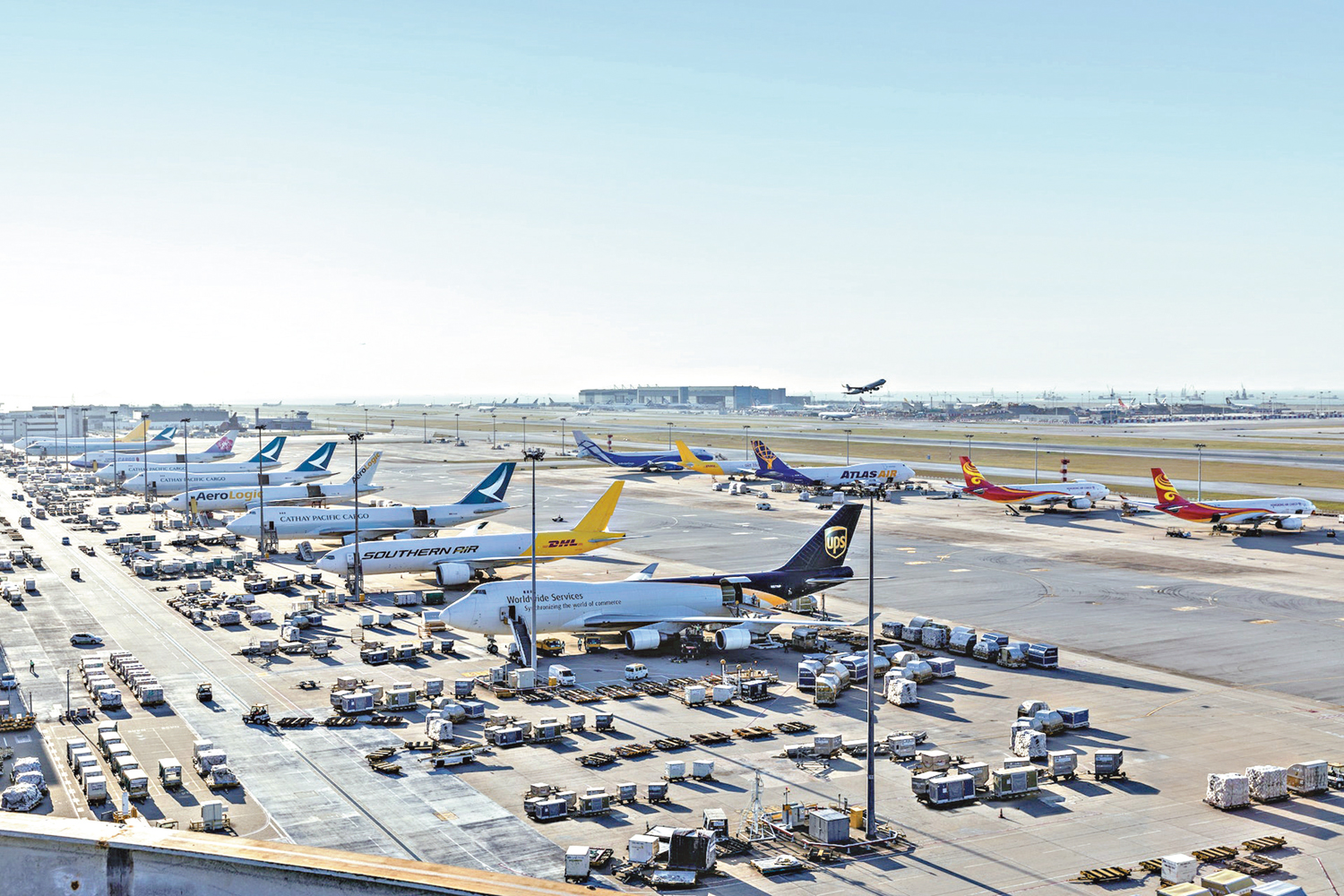 　　圖：香港是國際貿易和貨運業務的全球樞紐。2023年，香港國際機場處理的貨運量達430萬噸，按總貨運量計，再度獲選為全球最繁忙貨運機場。