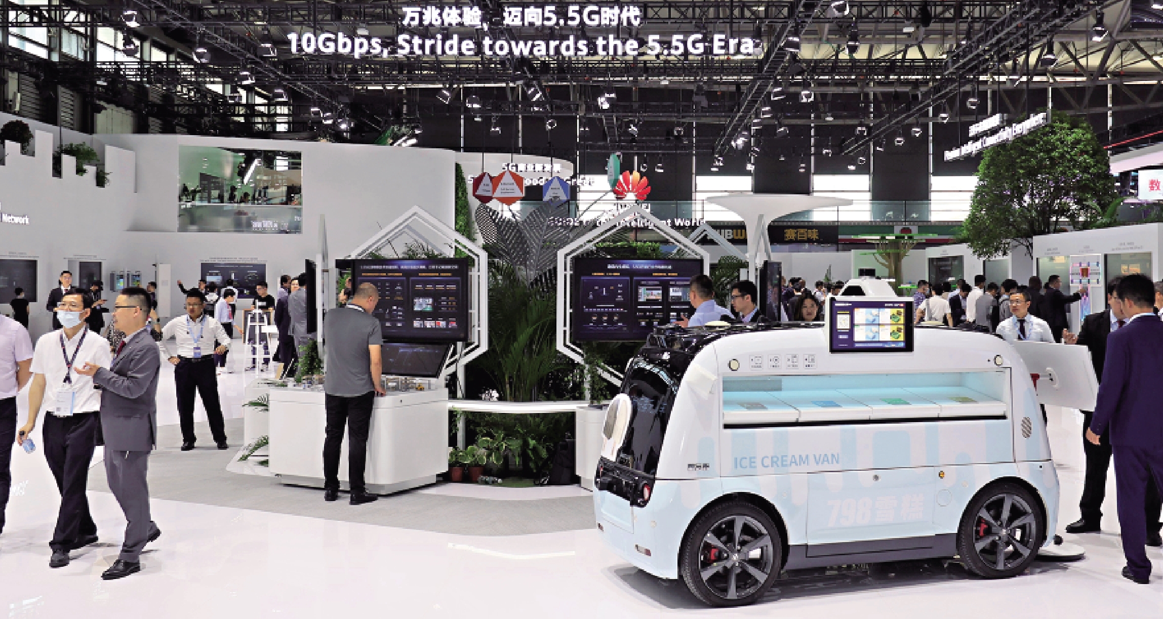 　　圖：工信部日前表示，目前中國已完成全國所有地級市、縣城城區的5G網絡覆蓋。圖為2023上海世界移動通信大會拍攝的華為展台。/新華社